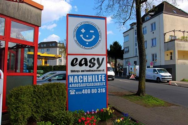 Zu sehen ist das Logo des easy Bildungs- und Familienzentrums in Solingen.