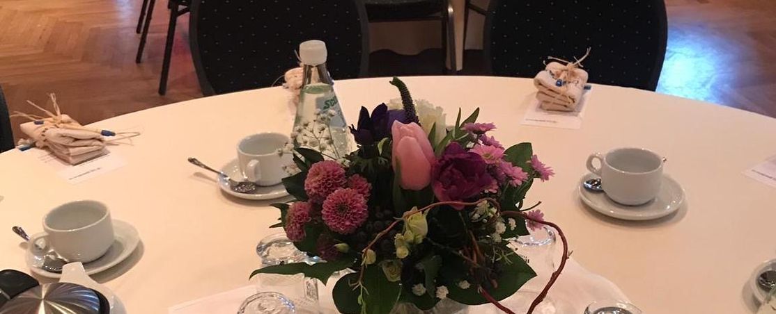 Der Tisch dekoriert mit Blumen